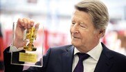 Horst Finkemeier, Inhaber von Häcker Küchen, nach der Übergabe des Ehrenpreises.