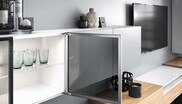 Elegantes, fast unsichtbares Scharnier für Korpustüren: Tiomos Hidden von Grass.