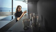 Aventos HK top, die neue Hochklappe von Blum, hat gleich zwei Designpreise erhalten.