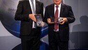 Firmeninhaber Klaus Fischer (l.) nahm den Deutschen Nachhaltigkeitspreis in der Kategorie „Großunternehmen" entgegen.