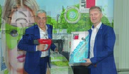Georg Bursik (GF Baumit) und Baumit-Vertriebs­leiter Rudolf Ofenschiessl (r.) präsentierten die ­Innovationen 2020: den ­Baumit-Klebeanker X1 und den Sanierputz ­Sanova System S.