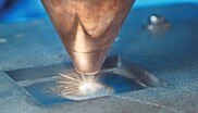 Das Projekt „Laval“ soll Laserauftragschweißen zu einer prozesssicheren Technik weiterentwickeln, mit der sich Blechhalbzeuge gezielt lokal verstärken lassen.