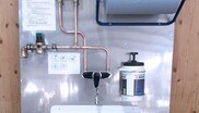 Um die Einhaltung der Covid-19-Schutzmaßnahmen zu erleichtern, hat Bau Power eine Hygienestation für die Baustelle konzipiert.