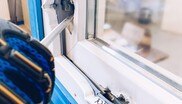 Legten auch unter den „Worst-Case-Bedingungen“ die harten Prüfungen mit Erfolg ab: die Fensterbeschläge „PM12/16-VdS“ von Roto. Sie lassen sich herstellerunabhängig nachträglich in vielen Holz- und Kunststofffenstern verbauen.