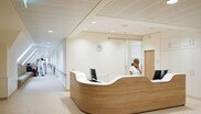 Hell, offen und übersichtlich: Der Eingang zu einer Station im Krankenhaus Elisabethinen in Wien