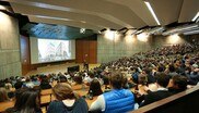 Studentinnen und Studenten bei einer Vorlesung im Hörsaal.