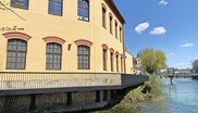 Entlang des Museums Arbeitswelt fügt sich ein neuer Steg harmonisch in das Stadtbild von Steyr.