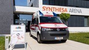 Rot-Kreuz-Wagen vor dem Eingang der Synthesa-Arena in Perg