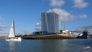 Solitär am Meer: Das architektonische Design des 4-Sterne Inntel Hotel Den Haag Marina Beach greift das nautische Thema auf. Der dreieckige Hotelbau steht an der Spitze des Piers und sieht von jedem Aussichtspunkt anders aus, keine Fassadenseite ist gleich. 
