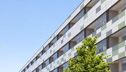 Die Loggien dieses Appartement-Gebäudes bei München müssen Zuglärm abhalten.Nutzungsbedingt musste außerdem mit Höhendifferenzen gerechnet werden.