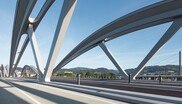 Direkter Blick auf zwei der insgesamt sechs Stahlbögen der neuen Eisenbahnbrücke in Linz.