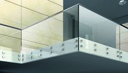 Transparent, attraktiv und beliebt in der modernen Innenarchitektur: Unten eingespanntes Ganzglasgeländer mit Punkthaltern.