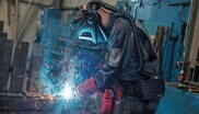 Schweißfachkraft bei der Arbeit