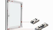 Das Foto zeigt ein „TiltSafe“-Fenster mit Sicherheitskipplagern und -schließstücken.