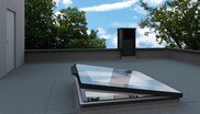 Das Flachdachfenster „DEF Solar“ nutzt die Sonnenenergie, indem es Strom aus einem kleinen Solarpanel am Fensterrahmen bezieht.