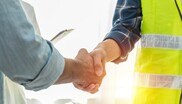 Handshake auf der Baustelle