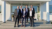 Fünf Männer im Anzug