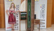 Elena Schatz mit ihrem Bogenschrank