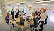 Besprechung in großem Raum