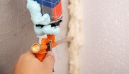 PU-Schäume sind nur eine Gruppe von vielen Bauprodukten, die Diisocyanate enthalten. Bei der Verwendung und Verarbeitung dieser Produkte muss man ab 24. August 2023 eine Schulung nachweisen, wenn sie den Grenzwert von 0,1 Gewichtsprozent dieser chemischen Inhaltsstoffe übersteigen.