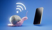 Eine Schnecke bewegt sich auf ein Handy zu