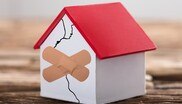 Man sieht ein Haus mit einem Pflaster