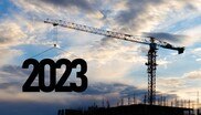 Baukran trägt die Jahreszahl 2023 