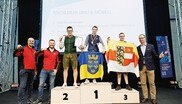 Personen auf einem Siegerpodest