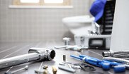 Ein Badezimmer mit Installations Werkzeug