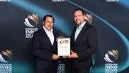 Günter Bruckbauer (links) und Josef Hölzl mit dem German Innovation Award 