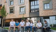 Schülerinnen und Schüler des Holztechnikums Kuchl vor dem  HTK-Cube.