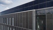 Mit BIPV (Building Integrated Photovoltaics) werden auf knapp 700 Quadratmetern Fassadenfläche in der Süd- und Westseite des Gebäudes rund 70 Megawattstunden Ertrag im Jahr gewonnen.