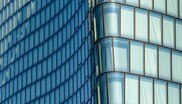 Die gebogenen Gläser des Wiener Bürohochhauses "Hoch Zwei" verfügen über einen Außenradius von 1.515 mm und sind einachsig gebogen.