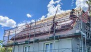 Wenn Arbeitnehmer*innen Dacheindeckungen mit Metall ausführen, sind sie nun BUAG-pflichtig – auch wenn diese Tätigkeit im Rahmen eines reinen Spenglerbetriebes oder eines "gemischten" Dachdecker-Spengler-Betriebes durchgeführt wird.