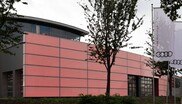 Die Gottfried Schultz Automobilhandels SE wünschte eine repräsentative Gebäudehülle. Für die neue Fassade wurde eine beeindruckende Lichtlösung entwickelt.