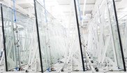 Auf der neuen Isolierglas-Anlage fertigt Sedak Isoliergläser in Formaten bis sechs Meter in "sedak tempered+" Qualität. 