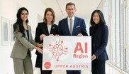 Vier Beteiligte der KI-Initiative halten einen Banner mit der Aufschrift AI-Region Upper Austria.