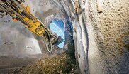 Bagger in Tunnel