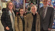 Der freiwillige Helfer Ernst Mayrhofer (2. v. re.) hat es sich zur Aufgabe gemacht, Sarah Kienel (2. v. li.) und ihrer Familie zu helfen. Landesinnungsmeister-Stellvertreterin Claudia Marton aus Niederösterreich und der ehemalige Landesinnungsmeister Siegfried Seidl aus Oberösterreich (beide außen) besuchten sie anlässlich einer Spendenveranstaltung Anfang Dezember.