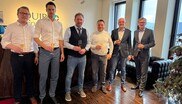 Vertragsunterzeichnung (von links): Martin Uwe (Rechtsanwalt Squire Patton Boggs), Matthias Kuballa (Partner und Notaranwalt Neon), Sebastian Schmidt (Vorstandsmitglied AGC Interpane), Armin Kessler (Geschäftsführer und Inhaber Kessler Steuerberatungsgesellschaft), Dominik Waldeyer (Vorstandsmitglied AGC Interpane), Volker Heidbüchel (Partner und Rechtsanwalt Squire Patton Boggs).   