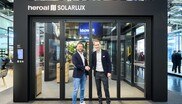Heroal Geschäftsführer Max Schöne (rechts) und Solarlux Geschäftsführer Stefan Holtgreife bei der offiziellen Verkündigung ihrer Partnerschaft auf der BAU 2025 in München.