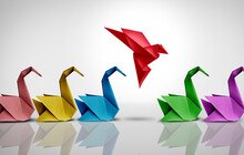 © wildpixel iStock GettyImages Plus Origami Schwäne, darunter ein Vogel