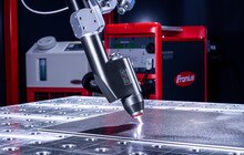 © Fronius Heiß-aktives Plasma beseitigt punktgenau, schnell und umweltfreundlich organische Verschmutzungen auf der Oberfläche.