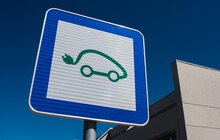 © Milovan Zrnic iStock Getty Images Plus e-Auto Verkehrsschild