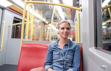 © Halfpoint iStock Gettyimages Plus Frau mit Kopfhörern in der Wiener U-Bahn