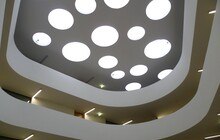 Belichtung, Belüftung und Entrauchung sind die wesentlichen Funktionen von Lichtkuppeln. Im Wohnbau besonders wichtig ist der vierte Aspekt: die Wärmedämmung. Hier ist einerseits die Dämmwirkung entscheidend, aber auch die entsprechende Luftdichtheit. Je nach Art der darunterliegenden Räume verändern sich die Anforderungen. 