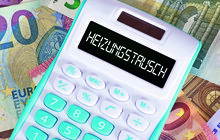 Taschenrechner und Geldscheine