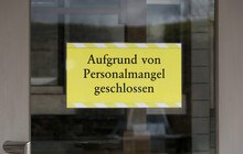 Schild mit Aufschrift: Aufgrund von Personalmangel geschlossen