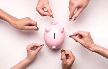 © iStock / Getty Images Plus / Prostock-Studio Crowdfunding