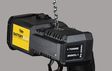 © Columbus McKinnon Corporation Batteriebetriebener Kettenzug bewegt Lasten bis eine Tonne